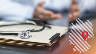 Nahaufaufname eines Stethoskops und einer Patientenakte, im Hintergrund sind verschwommen Hände zu sehen. 