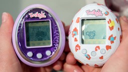 Zwei Tamagotchis der Herstellers Bandai sind zu sehen. 