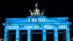 In den Sprachen Russisch, Englisch, Französisch und Deutsch wird das Brandenburger Tor mit dem Wort «Danke» angestrahlt – am 08. Mai jährt sich das Ende des Zweiten Weltkrieges und die Befreiung vom Nationalsozialismus.