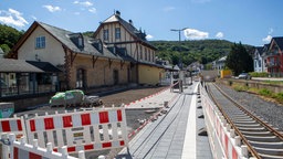 Bauarbeiten am Bahnhof Bad Münstereifel - die Stadt ist vier Jahre nach der Flut weitgehend wiederhergestellt