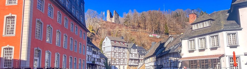 Historische Altstadt von Monschau mit Fluss