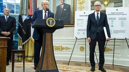 August 6, 2025: Apple-Chef Tim Cook und US-Präsident Donald Trump im Oval Office im Weißen Haus