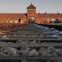 Zufahrt zum NS-Konzentrations- und Vernichtungslager Auschwitz-Birkenau