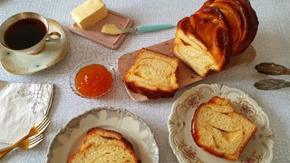 Babka – Buttriger Hefekuchen mit Aprikose und Kardamom
