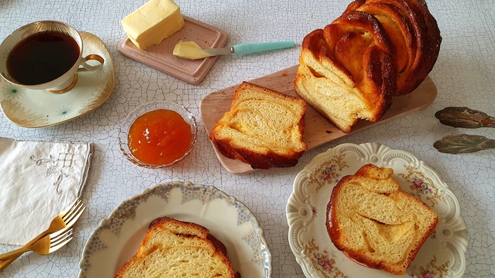 Babka – Buttriger Hefekuchen mit Aprikose und Kardamom