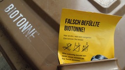 Zettel an einer Biotonne