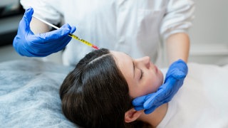 Eine Frau bekommt eine Botox-Spritze verabreicht