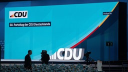 Blick in die Veranstaltungshalle vor Beginn des Bundesparteitags der CDU in Stuttgart