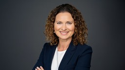 Eine Porträtaufnahme von Christina Sontheim-Leven vor dunklem Hintergrund.