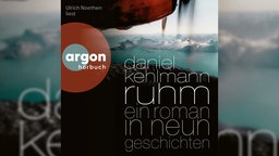 Das Cover des Hörspiels zu Daniel Kehlmans Roman "Ruhm" zeigt neben dem Buchtitel eine kontrastreiche, eisige Landschaft aus der Perspektive eines Passagiers in einem Propellerflugzeug, das am oberen Bildrand zu sehen ist.