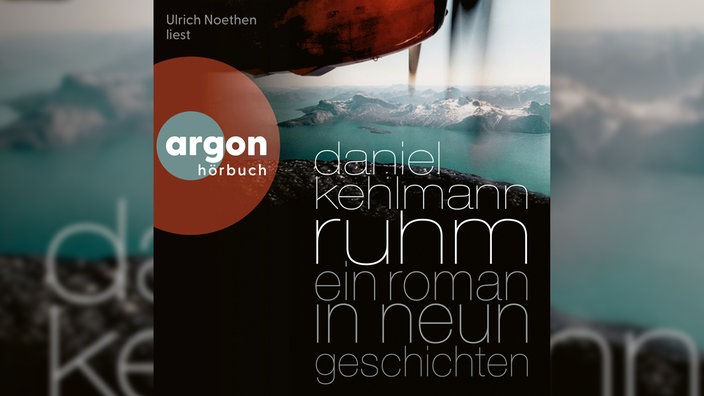 Das Cover des Hörspiels zu Daniel Kehlmans Roman "Ruhm" zeigt neben dem Buchtitel eine kontrastreiche, eisige Landschaft aus der Perspektive eines Passagiers in einem Propellerflugzeug, das am oberen Bildrand zu sehen ist.