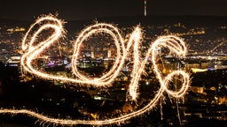 Mit Hilfe einer Langzeitbelichtung wird der mit einer Wunderkerze in die Luft geschriebene Schriftzug "2016" lesbar.