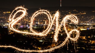 Mit Hilfe einer Langzeitbelichtung wird der mit einer Wunderkerze in die Luft geschriebene Schriftzug "2016" lesbar.