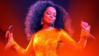 Sängerin Diana Ross steht in einem goldenen Kleid mit Mikrofon bei einem Auftritt im "The Point Theatre" am 10.03.2004 in Dublin, Irland auf der Bühne