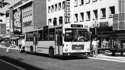 In Mönchengladbach fahren 1975 erstmal Elektrobusse, die Batterien werden im Anhänger gezogen. Aufnahme aus dem Jahr 1980