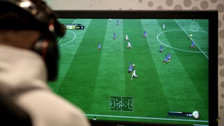 Jugendlicher spielt Fifa an der Playstation