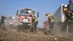 Feuerwehrleute aus Deutschland richten im spanischen Plasencia eine sogenannte Safety Zone ein.