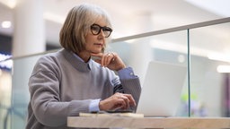 Eine Frau arbeitet an einem Laptop