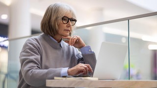 Eine Frau arbeitet an einem Laptop