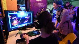 17.04.2026, Sachsen, Leipzig: Teilnehmer und Besucher des Gaming-Festivals "Caggtus" auf der Messe Leipzig spielen ein Computerspiel