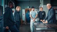 Szene aus dem Wiener Tatort "Gegen die Zeit"