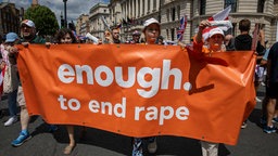 Die DFLA (Democratic Football Lads Alliance) veranstaltet am 28.06.2025 einen Marsch Londons, bei der sie Kinderschutz und ein Ende von Grooming-Gangs forderte