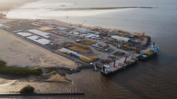 Blick auf einen Hafen in Georgetown, der zur Unterstützung der Offshore-Öl- und Gasförderung in der Nähe der Mündung des Demerara-Flusses gebaut wurde.