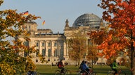Das Reichstagsgebäude im Herbst.
