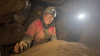 Höhlenforscher Stefan Voigt, vollständig ausgerüstet, in der Kluterthöhle (19.07.2025).