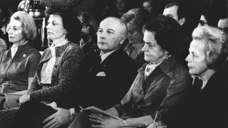 Bundespräsident Walter Scheel (M) am 9. Januar 1975 während der Festveranstaltung zum Beginn des "Internationalen Jahres der Frau 1975" in der Bonner Beethovenhalle. 