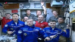 ISS-Astronauten aus verschiedenen Ländern posieren für ein Gruppenbild. 