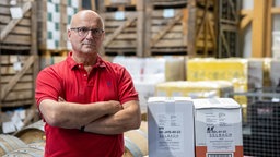 Winzer Johannes Selbach steht im Versandlager seines Weinbaubetriebs an der Mosel.