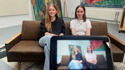 Lisa Schröter (links) und Simin Heuser engagieren sich für junge Menschen mit Krebs. 