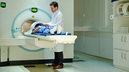 Junge Frau im 7-Tesla-Magnetresonanztomographen