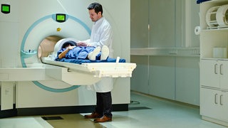 Junge Frau im 7-Tesla-Magnetresonanztomographen