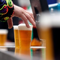 Symbolbild K.O.-Tropfen: Becher mit Kölsch stehen auf einer Theke.
