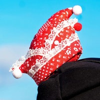 Nahaufnahme einer rot-weißen Karnevalskappe.