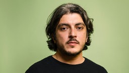 Autor, Journalist und Podcast-Host Khesrau Behroz