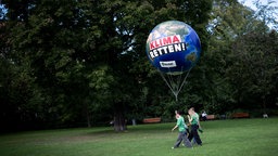 Berlin, 20.09.2025 Demonstrierende von "BUND" und "Fridays For Future" mit Weltkugelballon auf dem steht "Klima Retten" auf der Demonstration "Exit Gas, enter Future"
