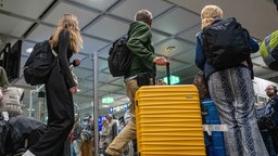  Fluggäste einer Sondermaschine aus Dubai treffen am Flughafen München ein. 