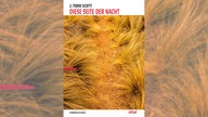 Das Cover zu J. Todd Scotts Roman "Diese Seite der Nacht" zeigt neben dem Titel und dem Namen des Autors und des Verlags eine Nahaufnahme einer Landschaft mit rotem Boden und trockenen Grasgewächsen.