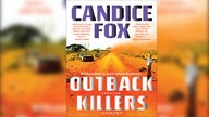 Buch "Outback Killers" von Candice Fox, Suhrkamp Verlag: eine verlassene Straße in der australischen Wüste mit Tierschädel und Autowrack