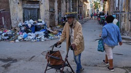  Kuba, Havanna: Ein Mann überquert eine Straße in Alt-Havanna
