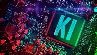 Auf einerm Motherboard sitzt ein Computerchip mit der Aufschrift KI.
