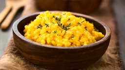 Ein Schale mit Kürbis-Risotto
