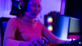 Eine junge Frau spielt am PC