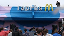 DJ legt vor dem L'Apres M in Marseille auf. 