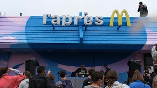 DJ legt vor dem L'Apres M in Marseille auf. 