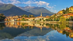 Blick auf eine Stadt am Lago Maggiore in Italien. 