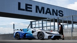 Ein Auto auf der Rennstrecke von "Le Mans"